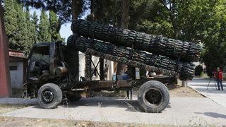 Plastik su şişeleri ve hurda kamyondan mobil askeri füze rampası çalışması yapıldı