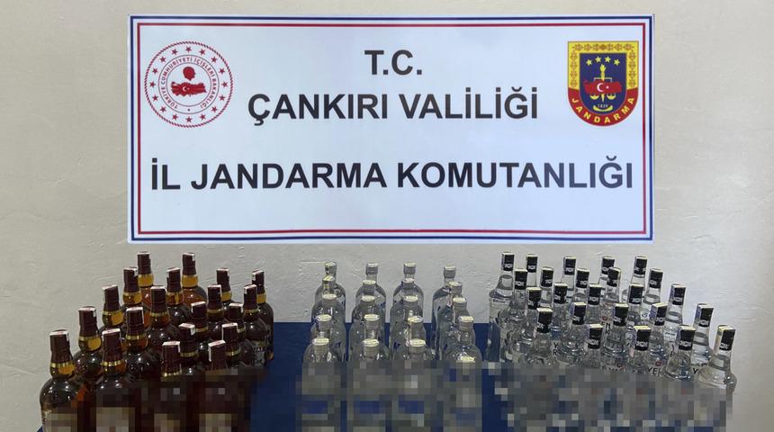Çankırı'da araçlarında kaçak içki bulunan 2 zanlı yakalandı