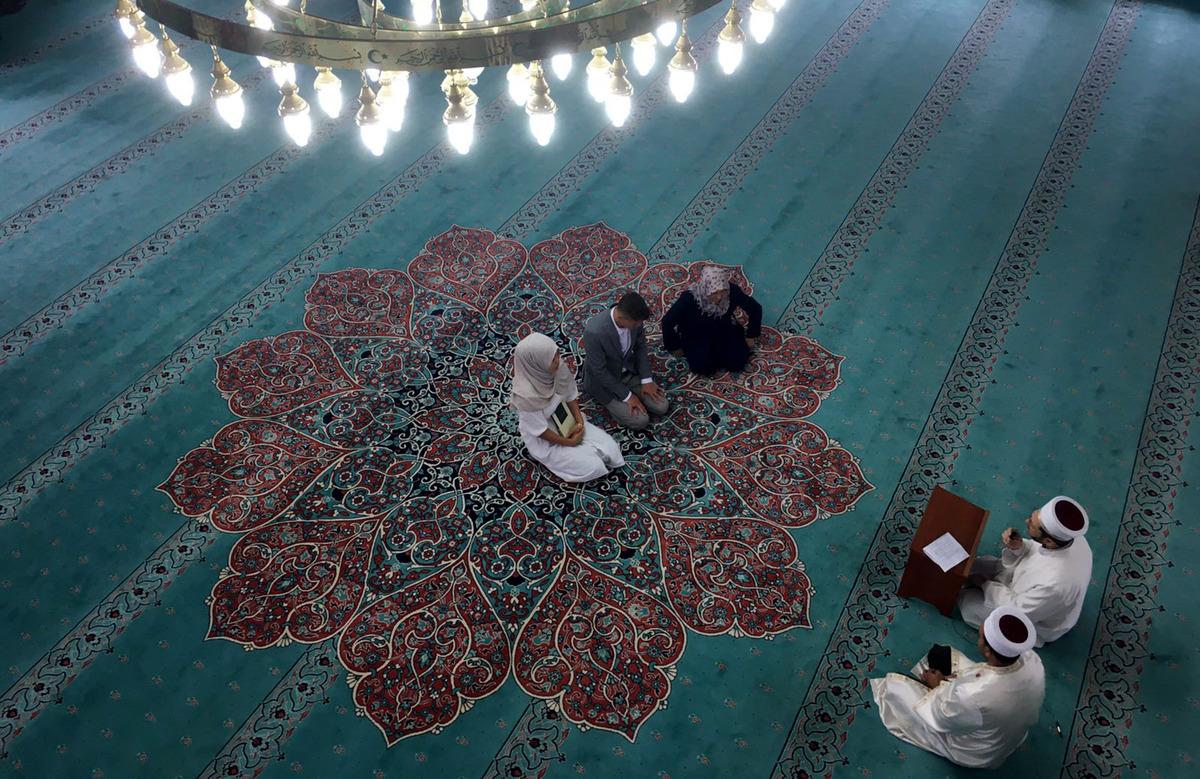 T&uuml;rk eşinin ibadetlerinden etkilenen K&uuml;tahya'da yaşayan Japon kadın M&uuml;sl&uuml;man oldu