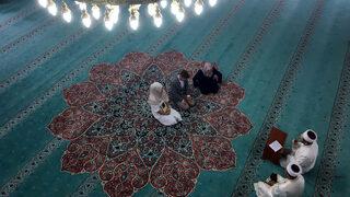 Türk eşinin ibadetlerinden etkilenen Kütahya'da yaşayan Japon kadın Müslüman oldu