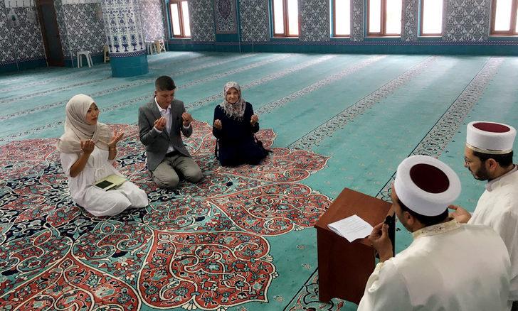 Türk eşinin ibadetlerinden etkilenen Kütahya'da yaşayan Japon kadın Müslüman oldu G5