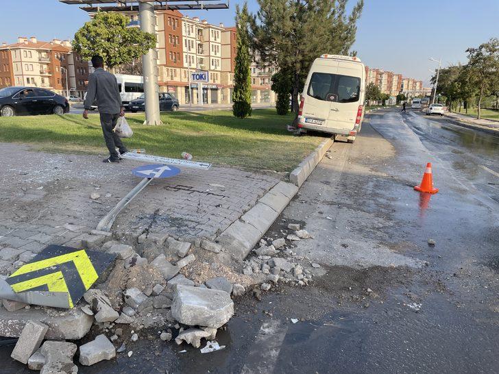Elazığ'da minibüs ile otomobilin çarpışması sonucu 7 kişi yaralandı G2