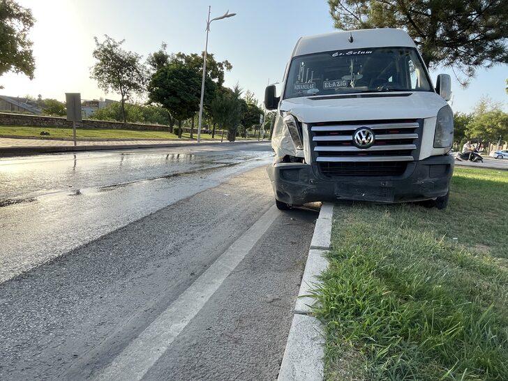 Elazığ'da minibüs ile otomobilin çarpışması sonucu 7 kişi yaralandı G3