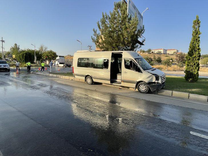 Elazığ'da minibüs ile otomobilin çarpışması sonucu 7 kişi yaralandı G4