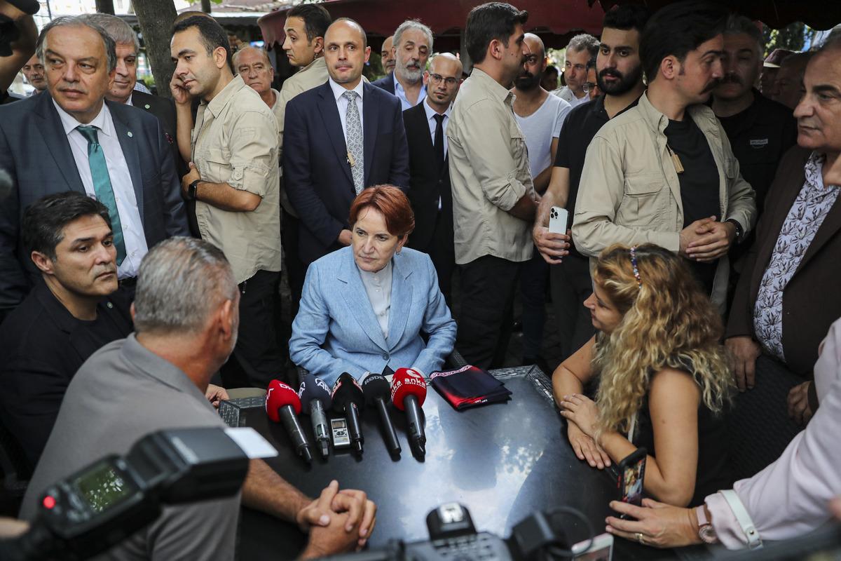 İYİ Parti Genel Başkanı Akşener, İstanbul'da esnaf ve vatandaşlarla buluştu