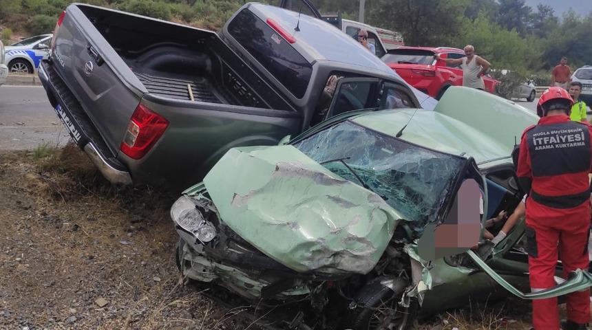 Bodrum'da kamyonetle otomobilin çarpışması sonucu 6 kişi yaralandı