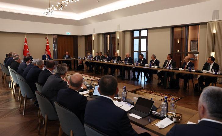 Cumhurbaşkanı Erdoğan, Ahlat'ta bölge valileriyle bir araya geldi G3