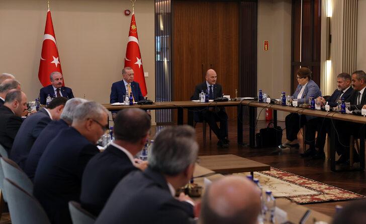 Cumhurbaşkanı Erdoğan, Ahlat'ta bölge valileriyle bir araya geldi G4