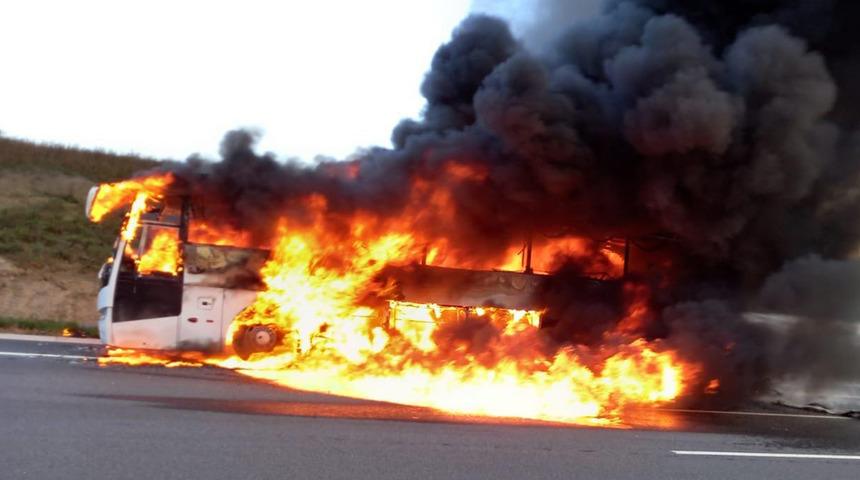 Seyir halindeki otobüs alev aldı! Yürekler ağza geldi...