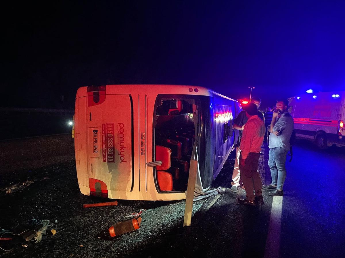 Denizli'de yolcu otob&uuml;s&uuml; devrildi