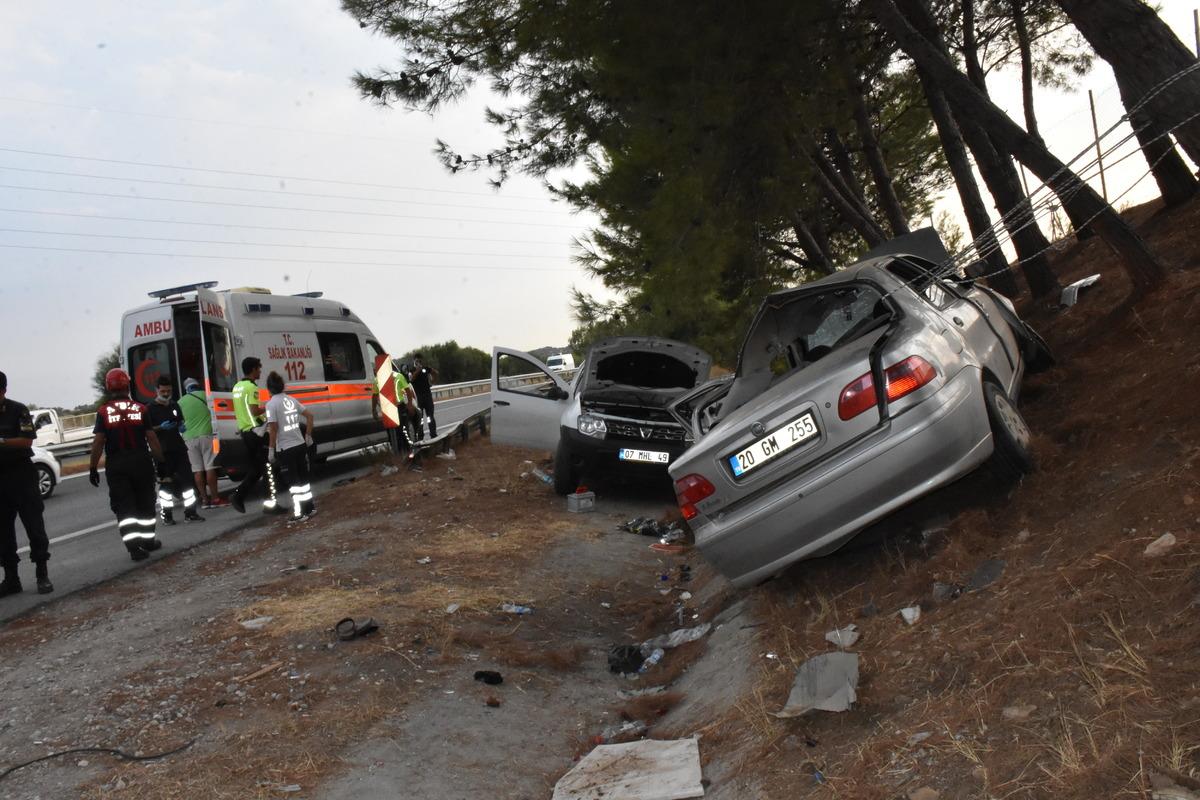 Aydın'daki trafik kazasında 2 kişi &ouml;ld&uuml;, 4 kişi yaralandı