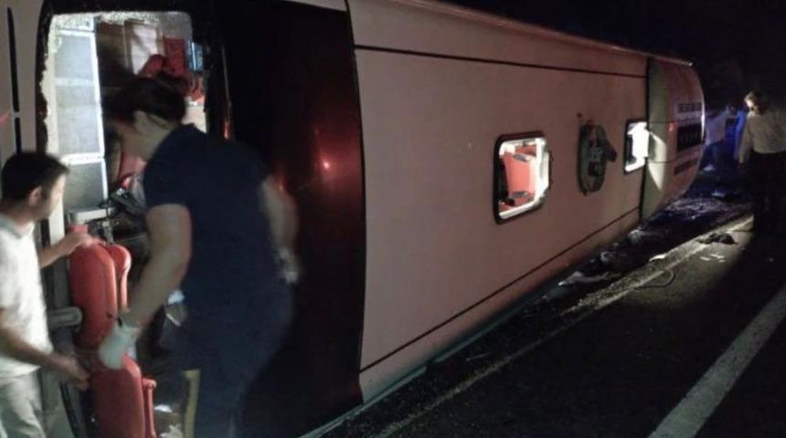 Denizli'de yolcu otobüsü devrildi! 28 kişi yaralandı