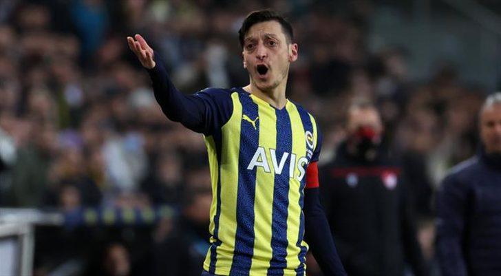 İzleyenler şaştı kaldı! Mesut Özil'e mehter takımından doğum günü kutlaması G4