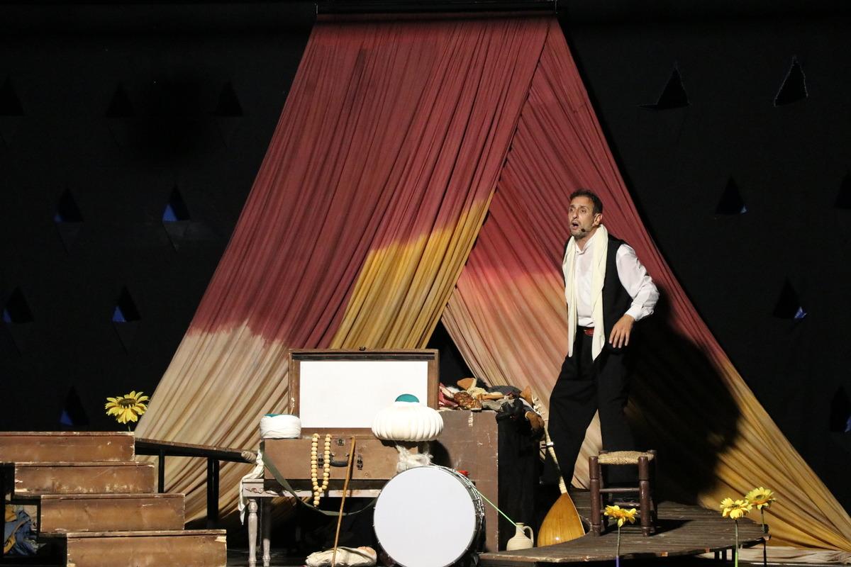 Edirne'de "kamyon &uuml;zerinde oynanan" tiyatro oyunu &ccedil;ocuk izleyicilerin ilgisini &ccedil;ekti