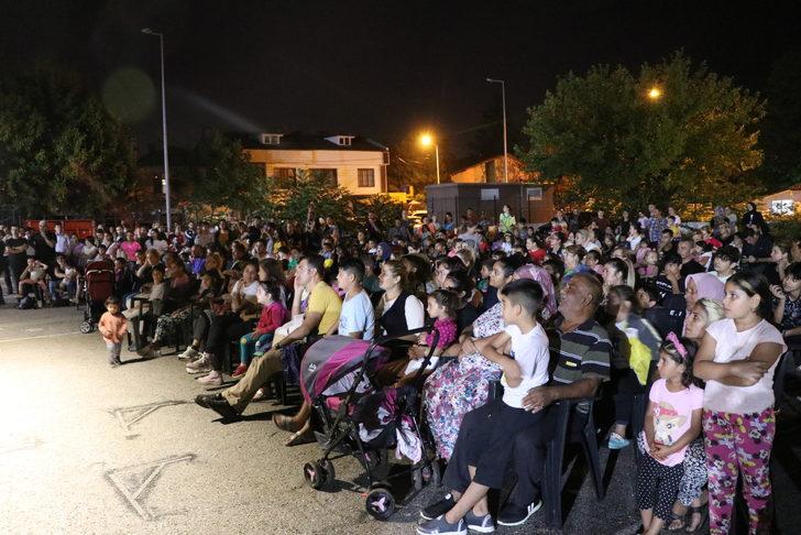 Edirne'de "kamyon üzerinde oynanan" tiyatro oyunu çocuk izleyicilerin ilgisini çekti G2