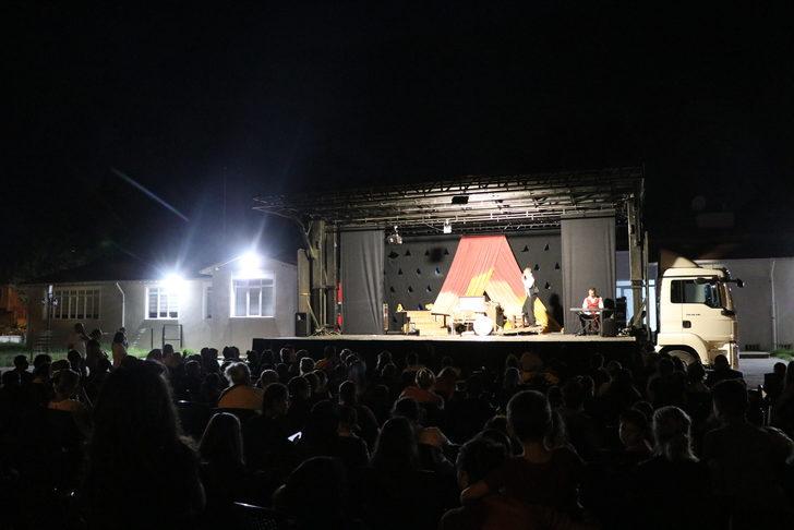 Edirne'de "kamyon üzerinde oynanan" tiyatro oyunu çocuk izleyicilerin ilgisini çekti G4