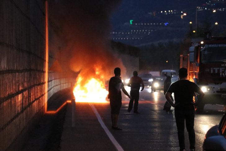Denizli'de seyir halindeki otomobil yandı G2