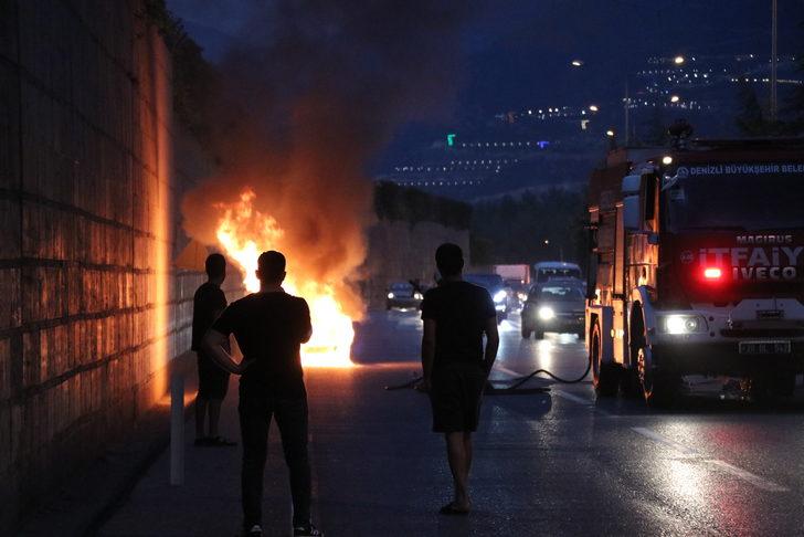 Denizli'de seyir halindeki otomobil yandı G4