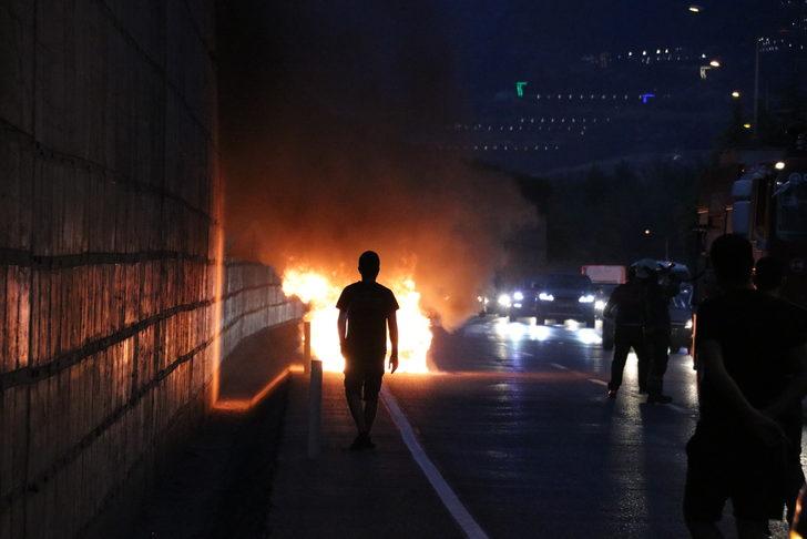 Denizli'de seyir halindeki otomobil yandı G3