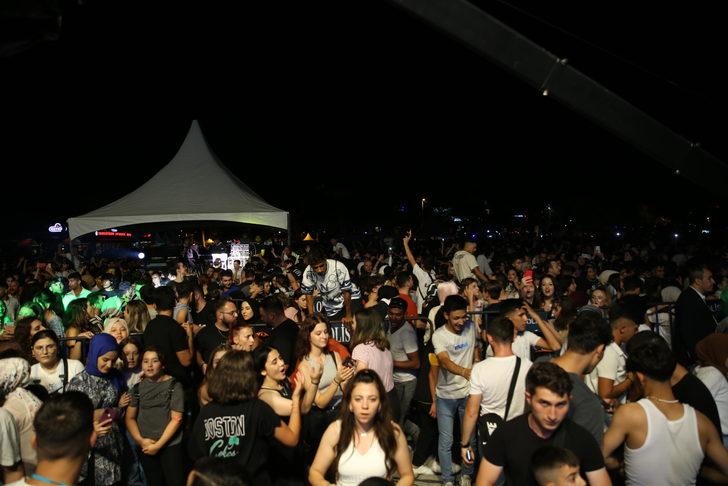 Şarkıcı Sefo, Sakarya'da konser verdi G4