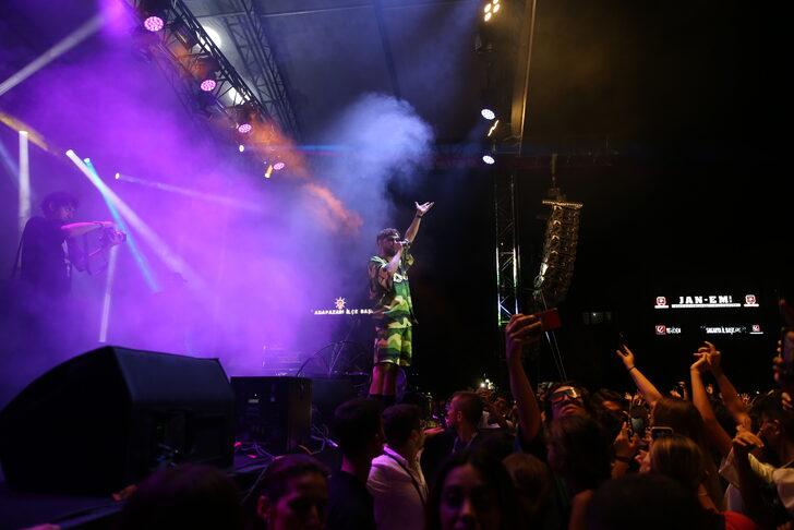 Şarkıcı Sefo, Sakarya'da konser verdi G5