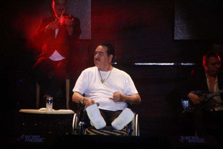İbrahim Tatlıses, geçirdiği trafik kazasının ardından tekerlekli sandalye ile konser verdi: Allah bitti demeden bitmiyor G1