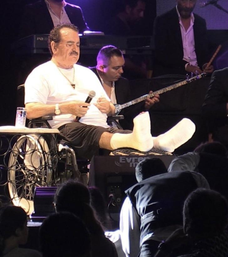 İbrahim Tatlıses, geçirdiği trafik kazasının ardından tekerlekli sandalye ile konser verdi: Allah bitti demeden bitmiyor G4