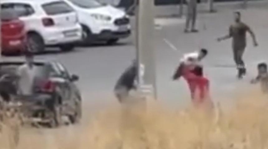 Yabancı uyruklu şahıslar sokak ortasında kavga etti! 10 kişi gözaltına alındı