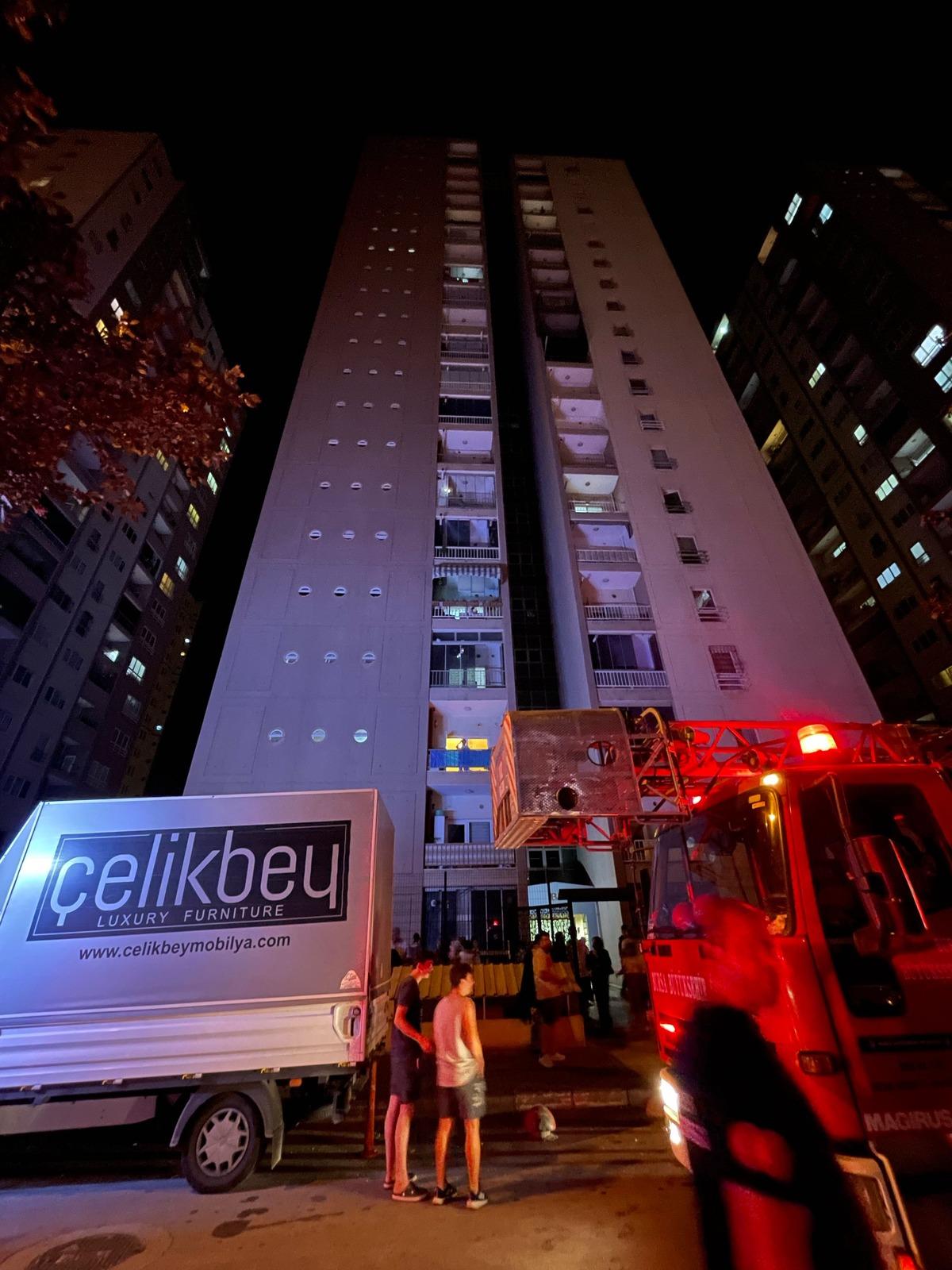 Bursa'da binanın onuncu katında &ccedil;ıkan yangında bir daire zarar g&ouml;rd&uuml;