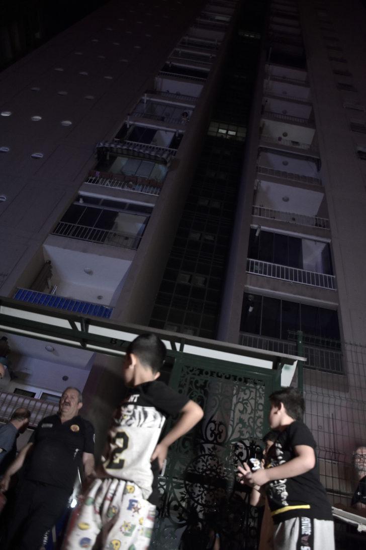 Bursa'da binanın onuncu katında çıkan yangında bir daire zarar gördü G4