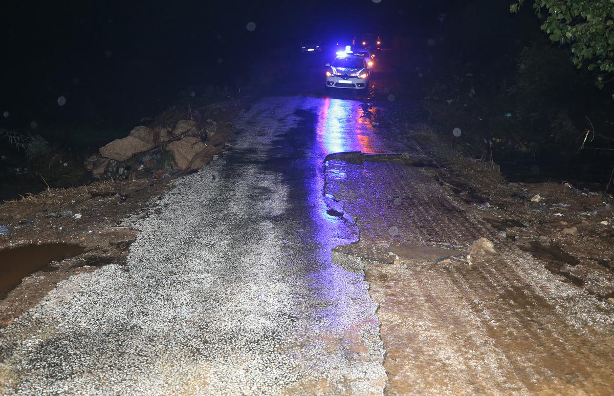 &Ccedil;anakkale&rsquo;de sağanak nedeniyle bir k&ouml;y yolunda g&ouml;&ccedil;me meydana geldi