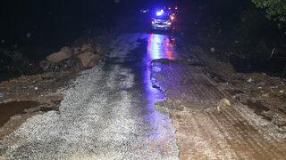Çanakkale’de sağanak nedeniyle bir köy yolunda göçme meydana geldi