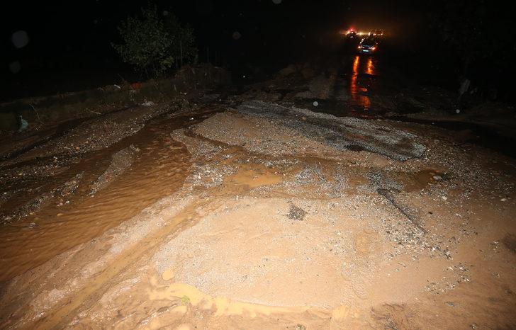 Çanakkale’de sağanak nedeniyle bir köy yolunda göçme meydana geldi G2