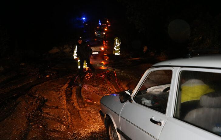 Çanakkale’de sağanak nedeniyle bir köy yolunda göçme meydana geldi G4