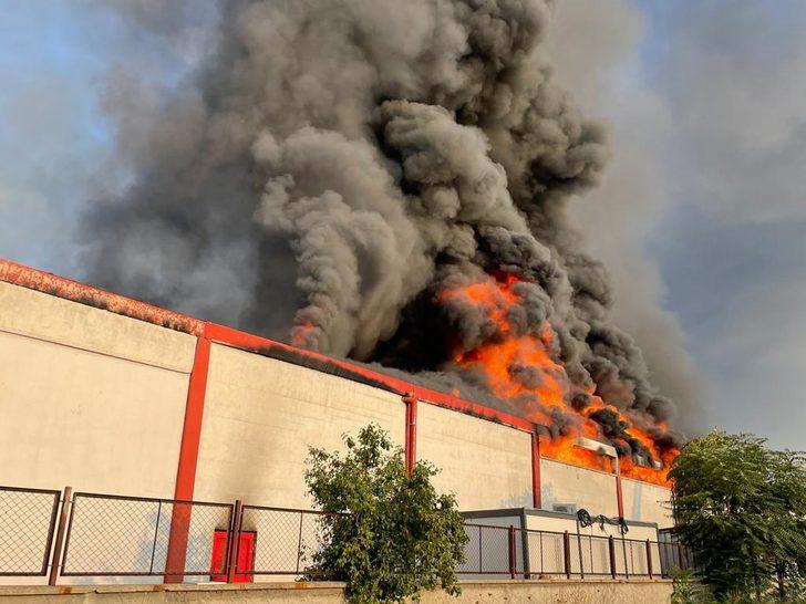 Uşak'ta fabrikada çıkan yangına müdahale ediliyor G2