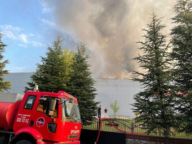 Uşak'ta fabrikada çıkan yangına müdahale ediliyor G4