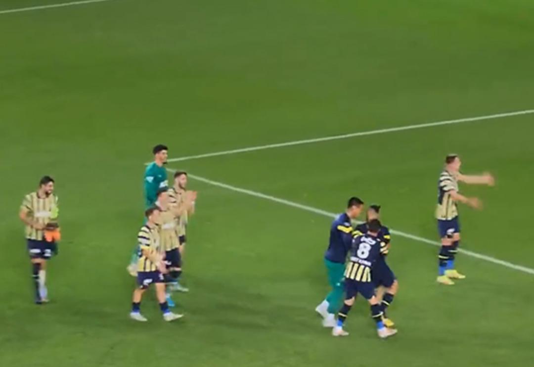 Fenerbah&ccedil;e'de ma&ccedil; sonunda ilgin&ccedil; g&ouml;r&uuml;nt&uuml;! Serdar Dursun'un o hali şaşırttı