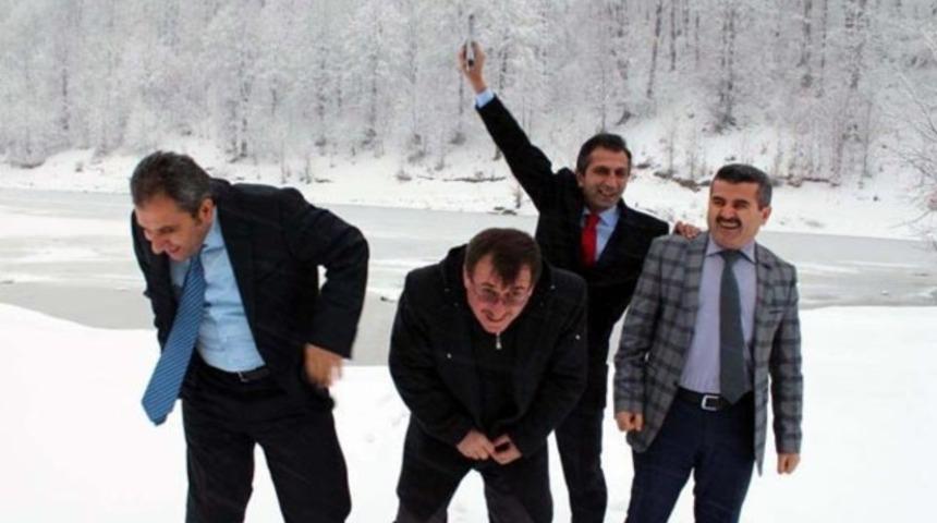 Milli Eğitim müdüründen ’silahlı’ poz