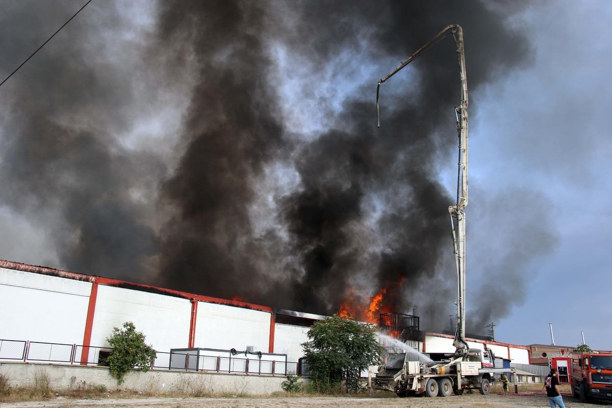 G&Uuml;NCELLEME 2 - Uşak'ta fabrikada &ccedil;ıkan yangın kontrol altına alındı
