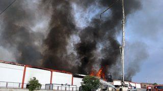 GÜNCELLEME - Uşak'ta fabrikada çıkan yangına müdahale ediliyor