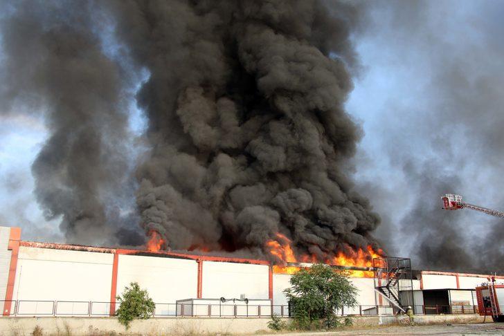 GÜNCELLEME - Uşak'ta fabrikada çıkan yangına müdahale ediliyor G2