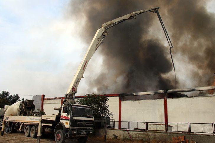 GÜNCELLEME - Uşak'ta fabrikada çıkan yangına müdahale ediliyor G4
