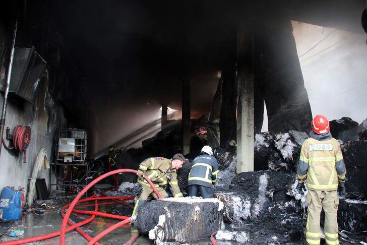 GÜNCELLEME - Uşak'ta fabrikada çıkan yangına müdahale ediliyor G5