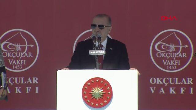 Cumhurbaşkanı Erdoğan'dan Malazgit'te net mesaj: 'Gözünün yaşına bakmayız'