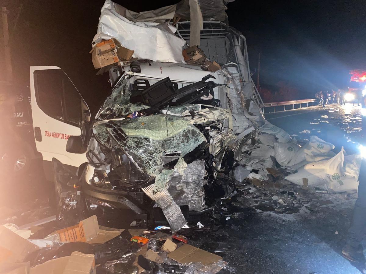 Adana'da kamyonet ile tırın &ccedil;arpışması sonucu 3 kişi yaralandı