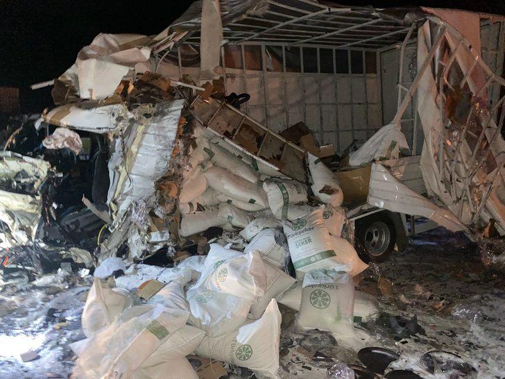 Adana'da kamyonet ile tırın çarpışması sonucu 3 kişi yaralandı G2