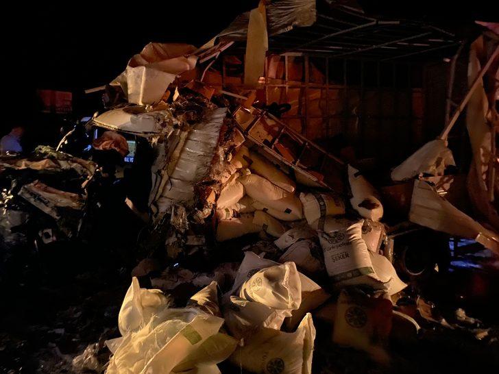 Adana'da kamyonet ile tırın çarpışması sonucu 3 kişi yaralandı G3