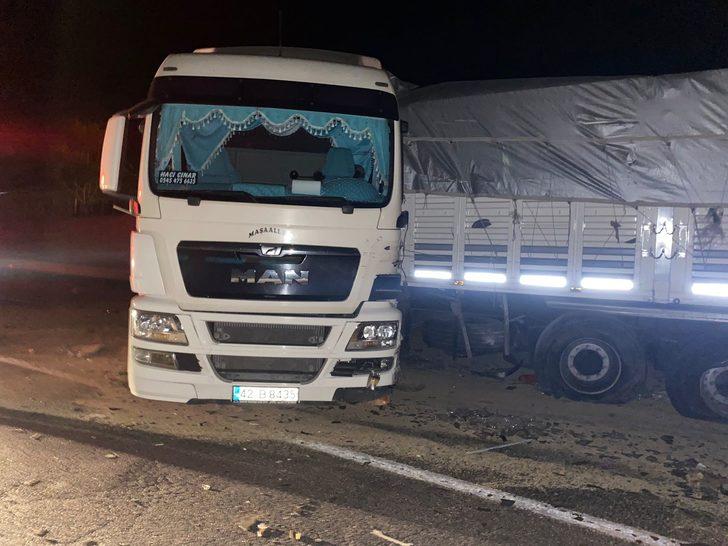 Adana'da kamyonet ile tırın çarpışması sonucu 3 kişi yaralandı G4