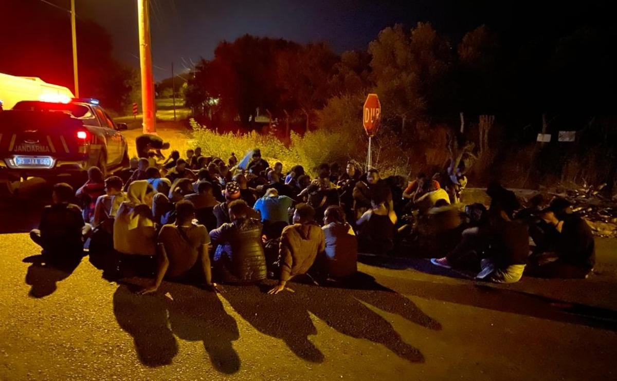 İzmir'de jandarma ekipleri 10 g&uuml;nde 446 d&uuml;zensiz g&ouml;&ccedil;men yakaladı