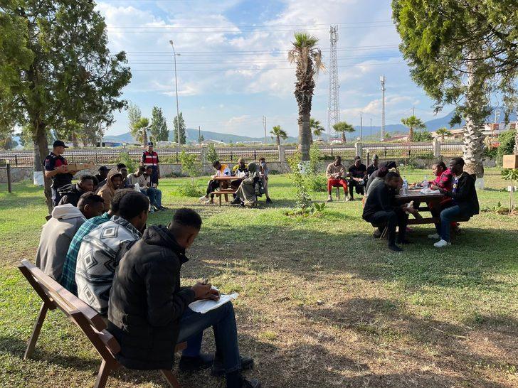 İzmir'de jandarma ekipleri 10 günde 446 düzensiz göçmen yakaladı G2